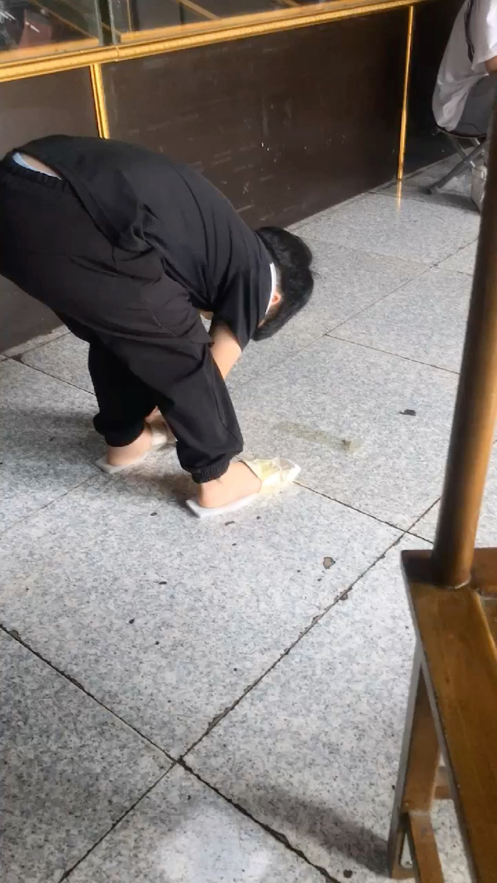 天天乱扔鞋,今天我把鞋给他藏起来了,自己却动手做上了,是该打还是该