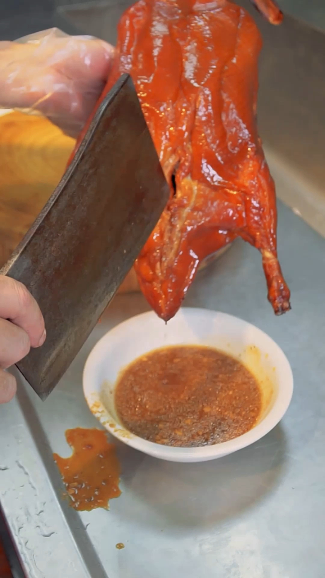 烧腊培训#今天老师傅动手教大家学会,半只烧鸭怎么砍件摆盘-度小视