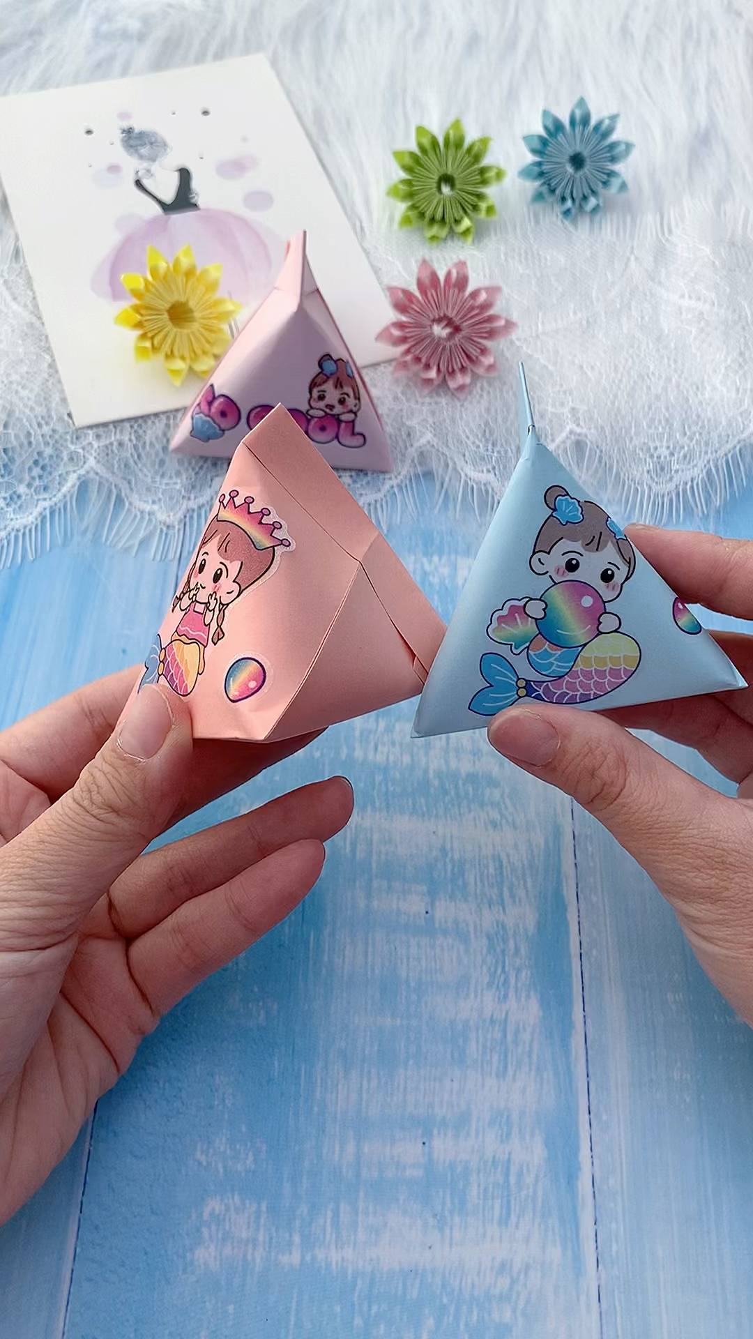 简单可爱的迷你三角盲盒袋用一张正方形的纸就可以折咯给幼儿园的小