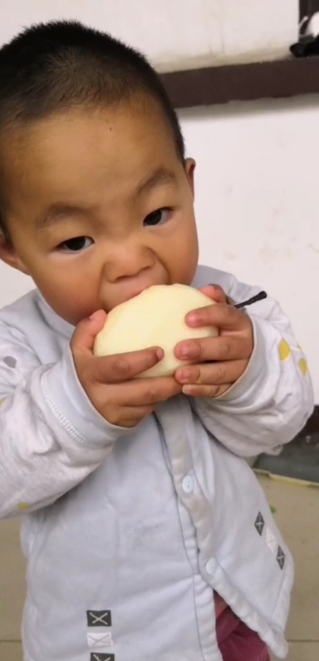 宝宝最爱吃梨了,睡觉醒来就吃,想吃梨的可以私聊我,价格优惠