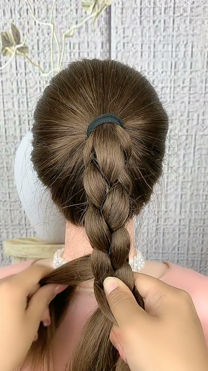 传说中的麻花辫子,就是这样扎的,仔细看看啦!
