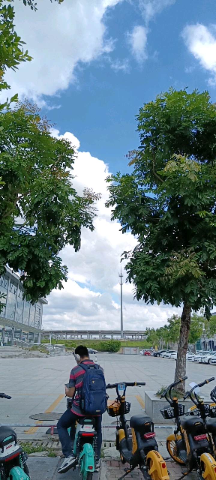 蓝天白云,晴空万里,一切美景尽收眼底.