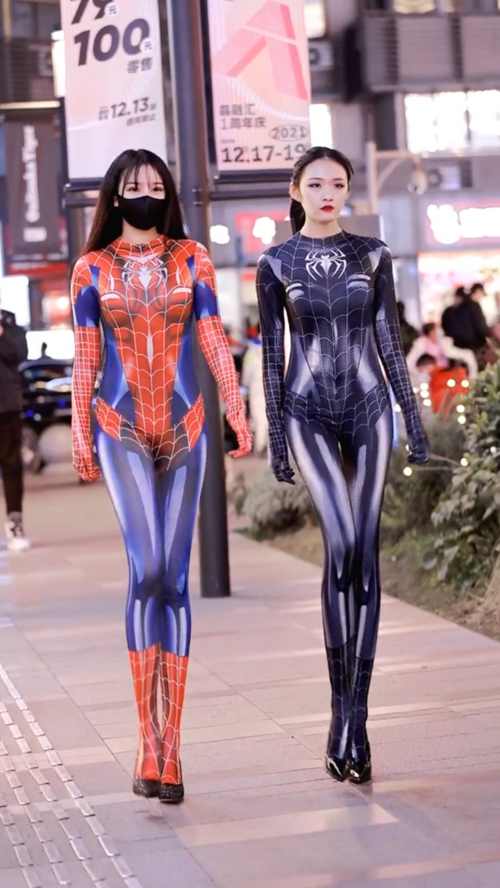 街拍美女#红蜘蛛和黑蜘蛛你喜欢哪个.