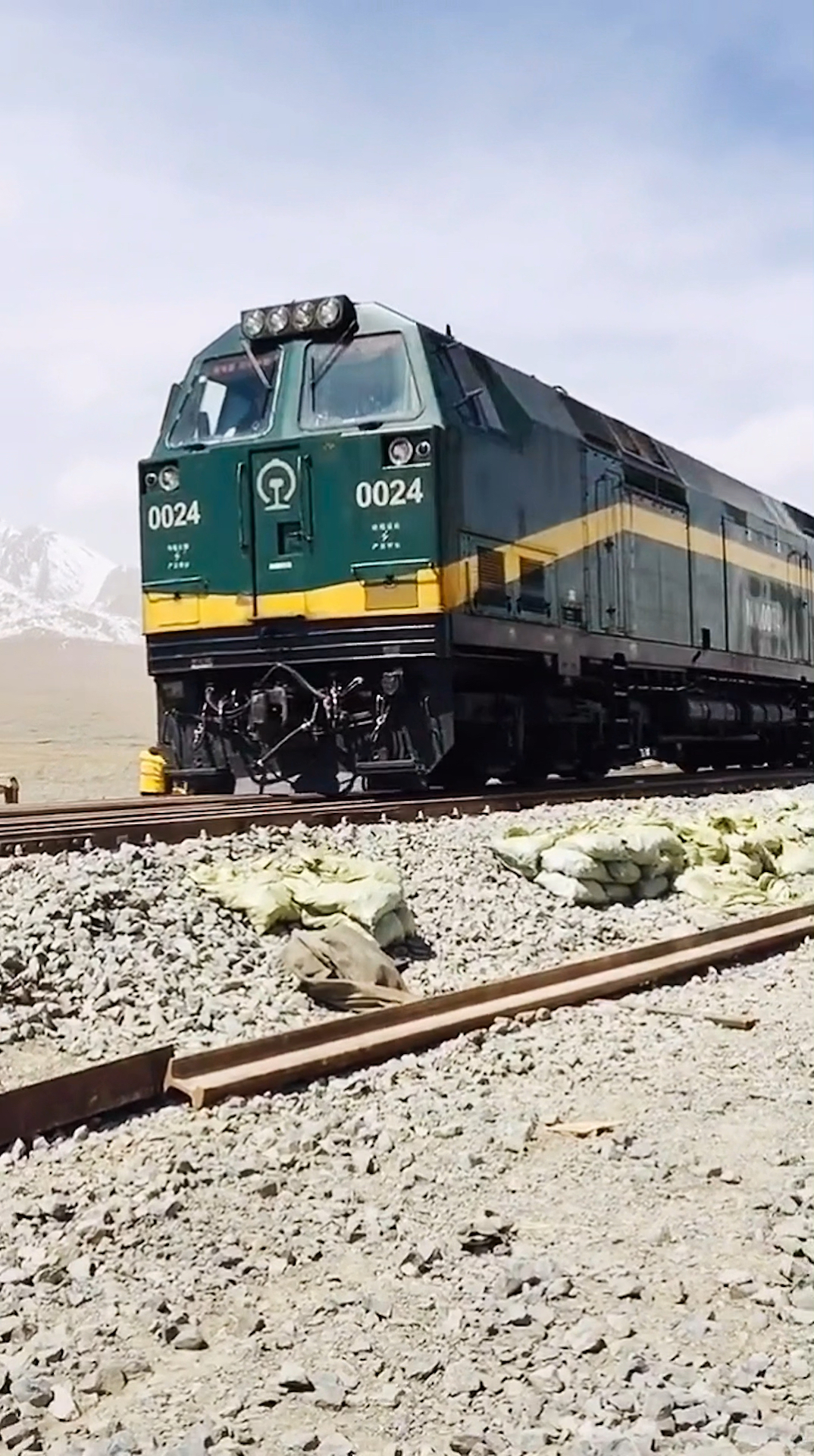 全国仅有78台nj2型机车配属青藏铁路格段现行驶在世界上最高的铁路