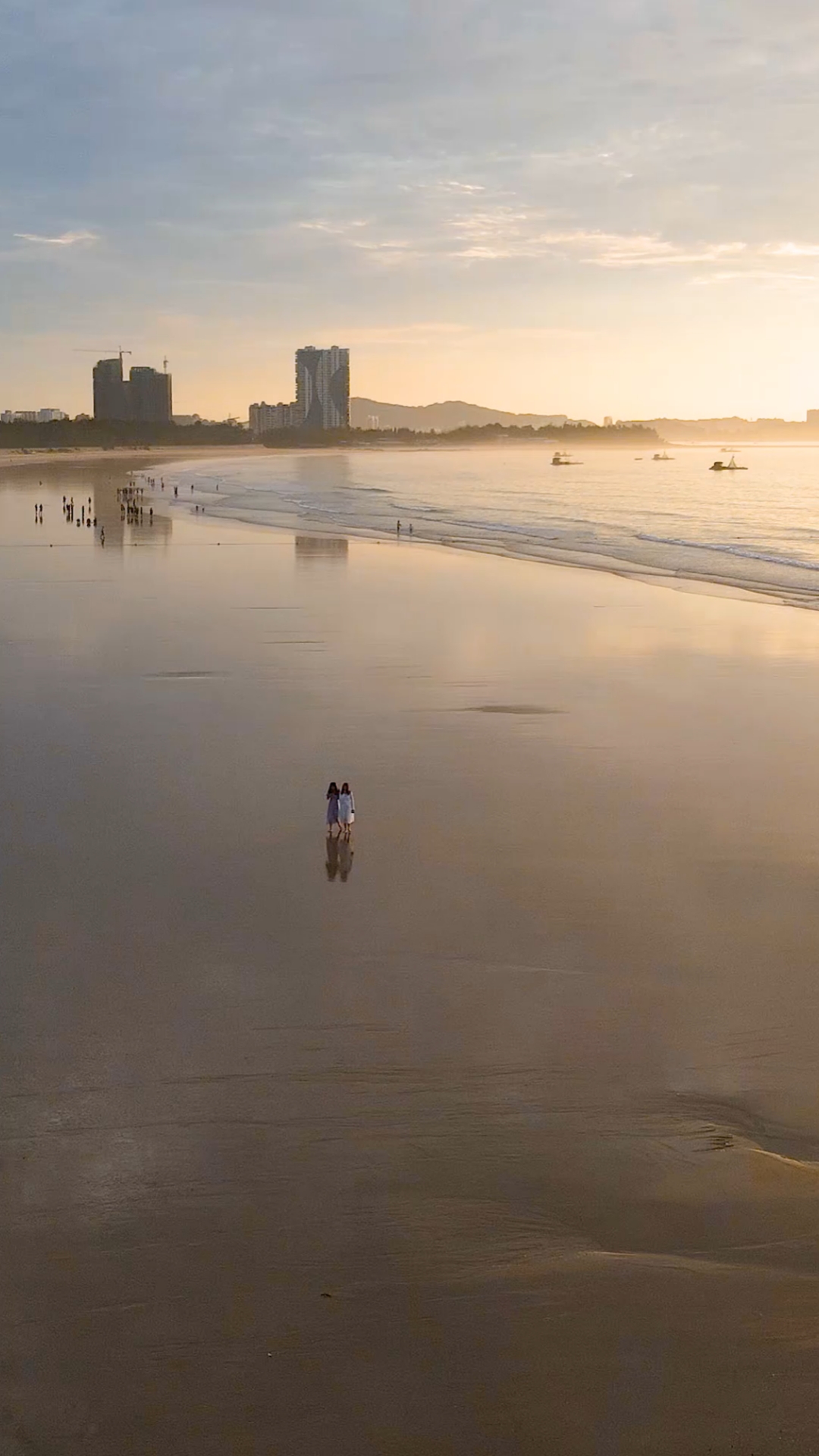 我的私藏景点#东山岛金銮湾,假期来这看海上日出,这里的沙滩犹如炭照