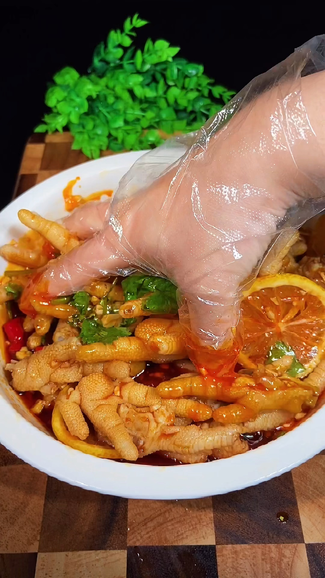 在家做的泰式柠檬风味鸡爪酸酸辣辣超级好吃追剧必备哦.