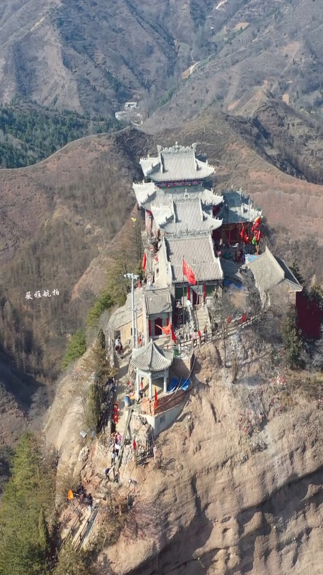 甘肃的华山西和云华山建在悬崖之上的房子