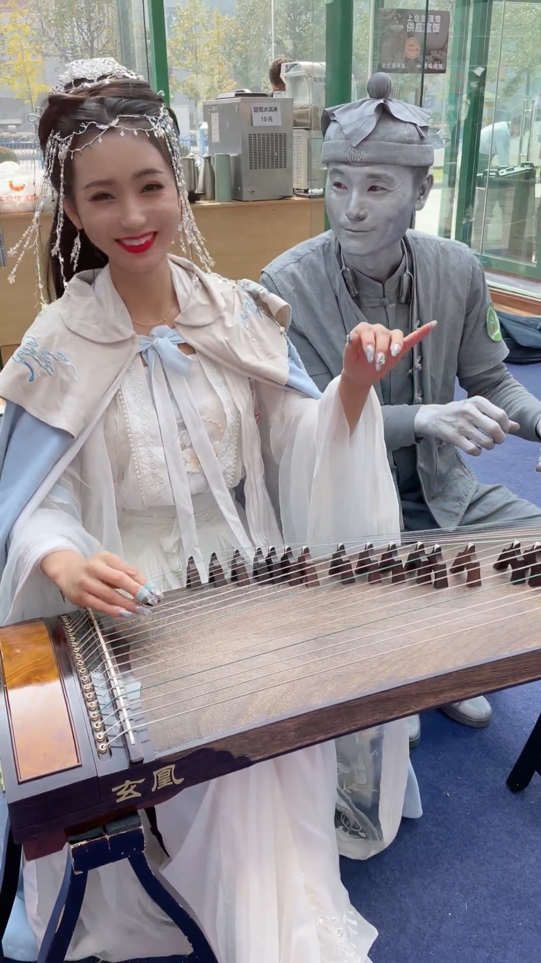 千艺小仙女抚筝一曲银人小哥哥你是学琴呢还是看人呢