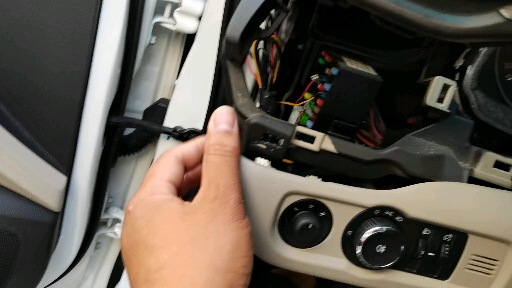 别克15款英朗中控主机是怎么拆的