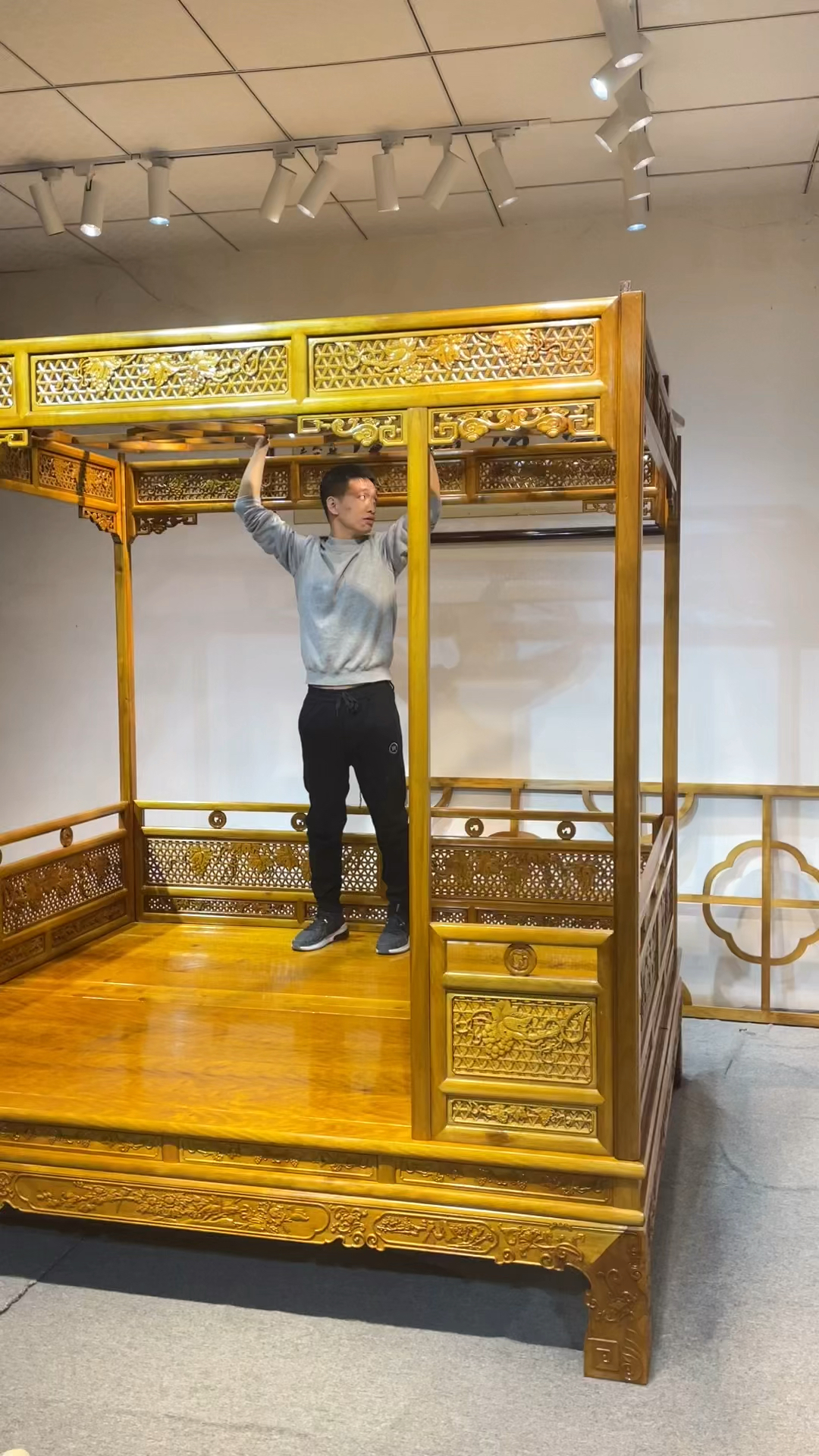 古典红木家具#金丝楠木明式架子床,做工复杂,器型好看!