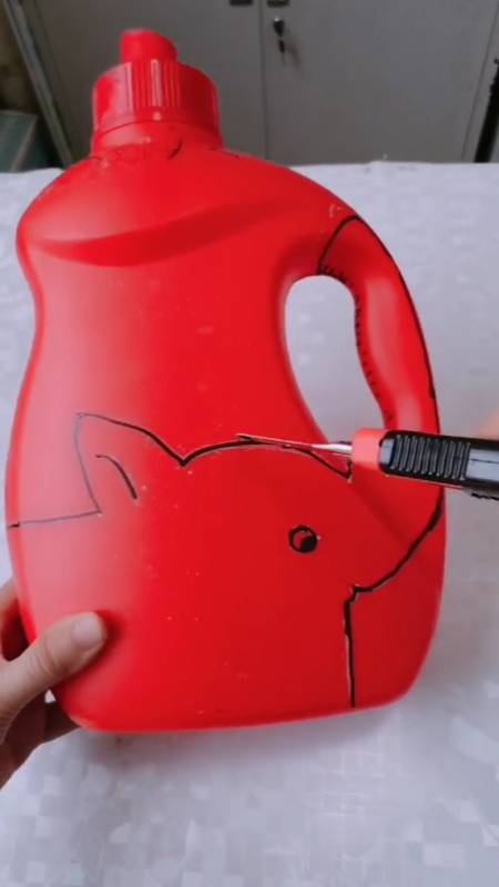 废物利用#洗衣液桶,简单改造秒变花盆