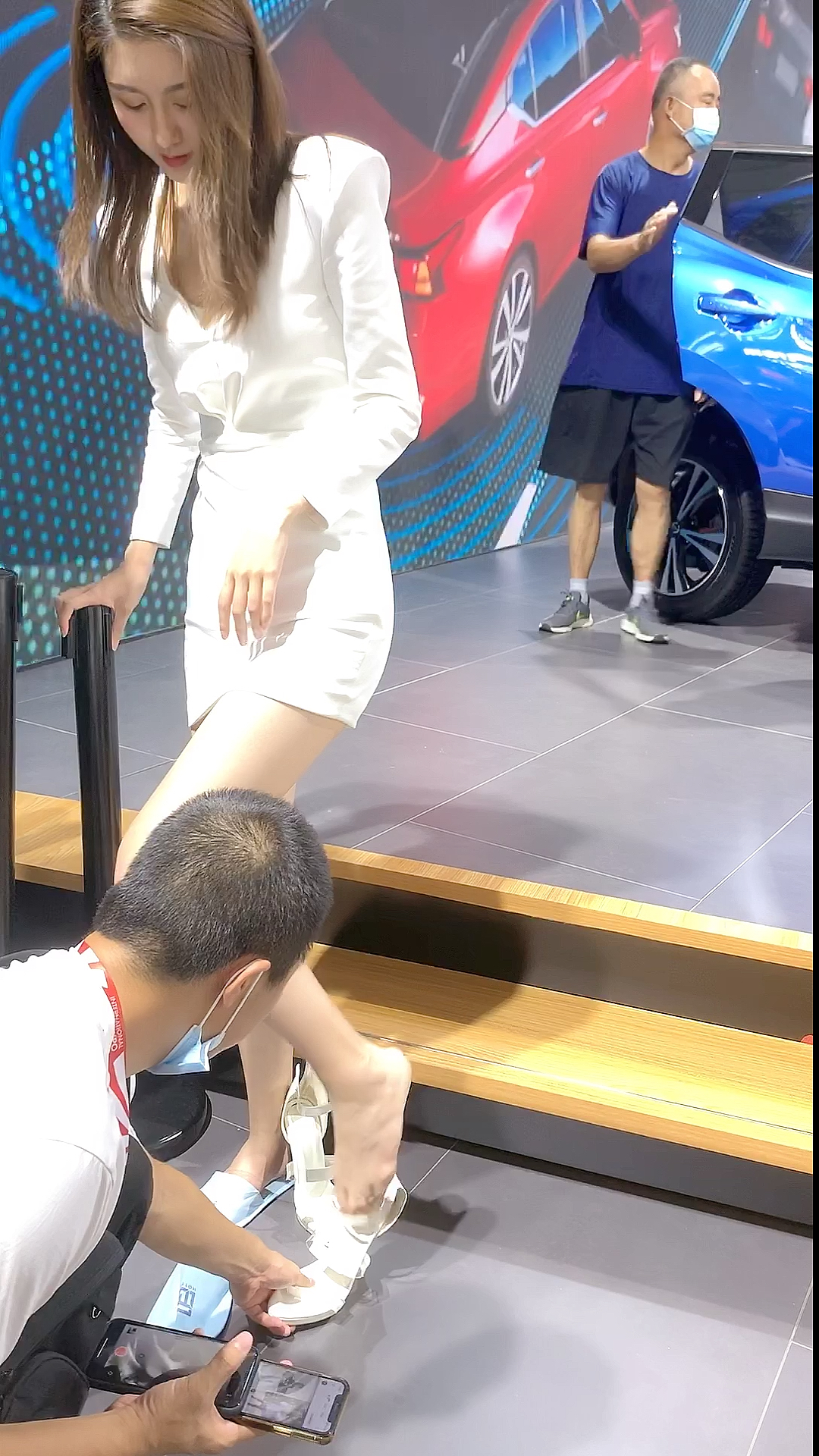 这助理不行啊换鞋都不会