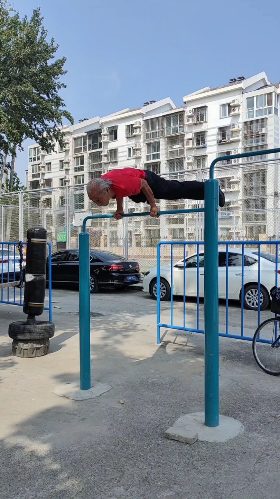 强身健体正能量#单杠走一波