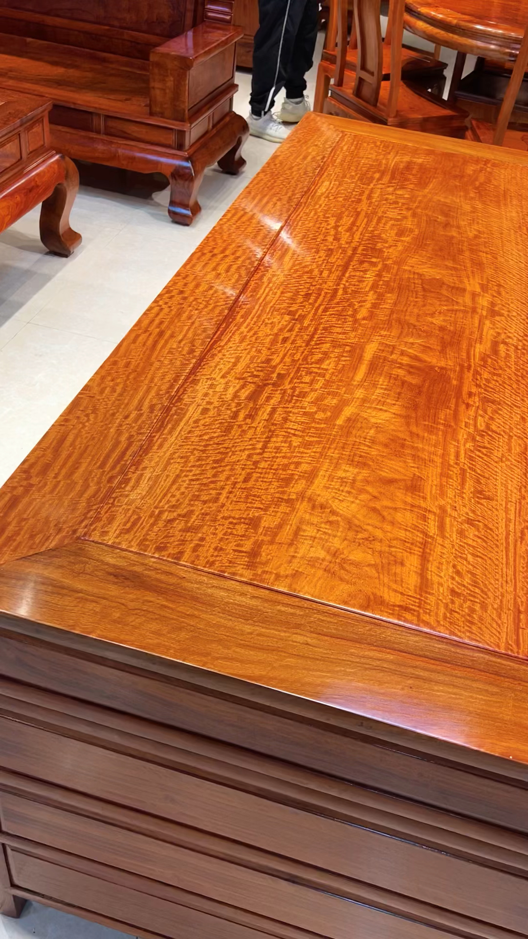 缅甸花梨独板水波纹办公桌,大自然鬼斧神工