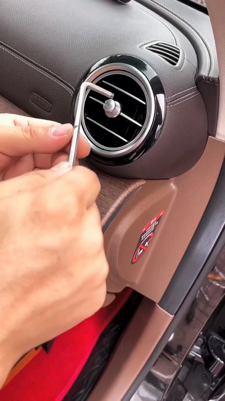 一秒教你自己拆卸奔驰e系空调出风口