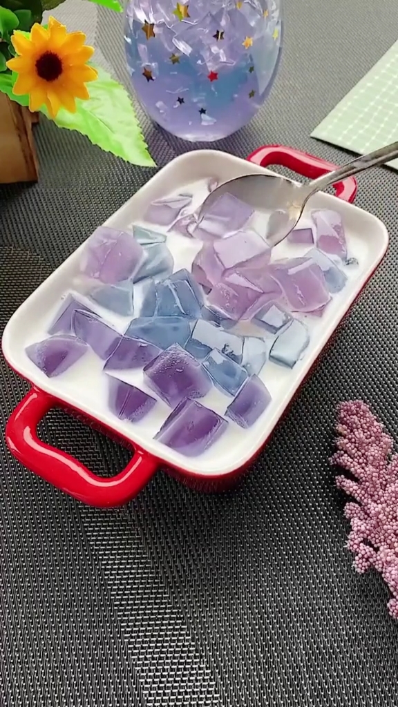 美食#今日份梦幻星空果冻,放冰箱冷藏口感更佳哦!