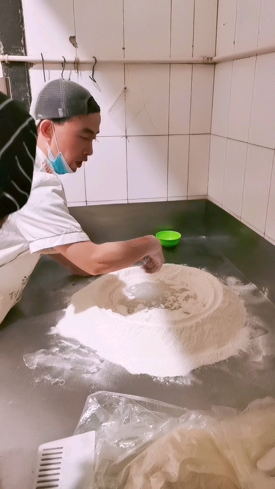 传统手工和面过程