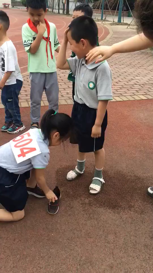 学校开运动会女同学穿凉鞋不好跑跟他换鞋子,看把他羞的.