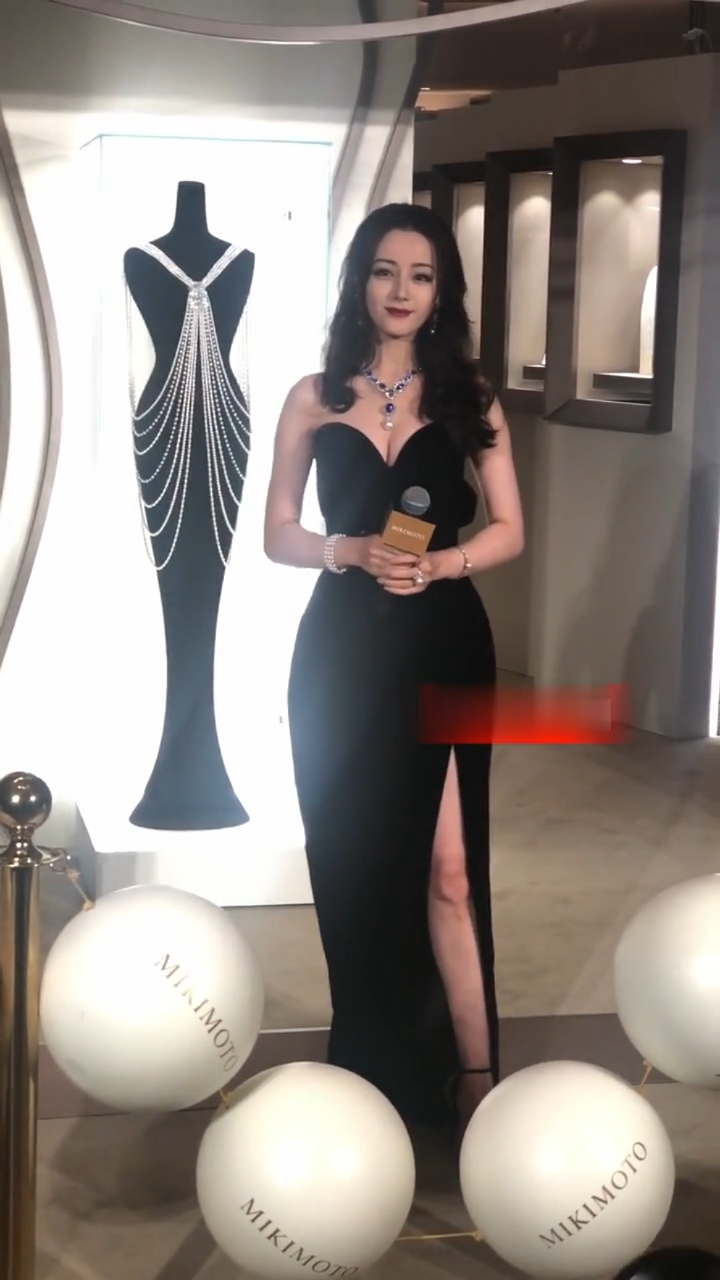 迪丽热巴抹胸开叉礼服身材完美