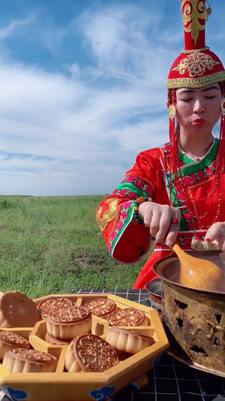 草原上的牧民喝的奶茶是用牛油和牛肉干煮出来的,味道鲜咸,喜欢喝的人
