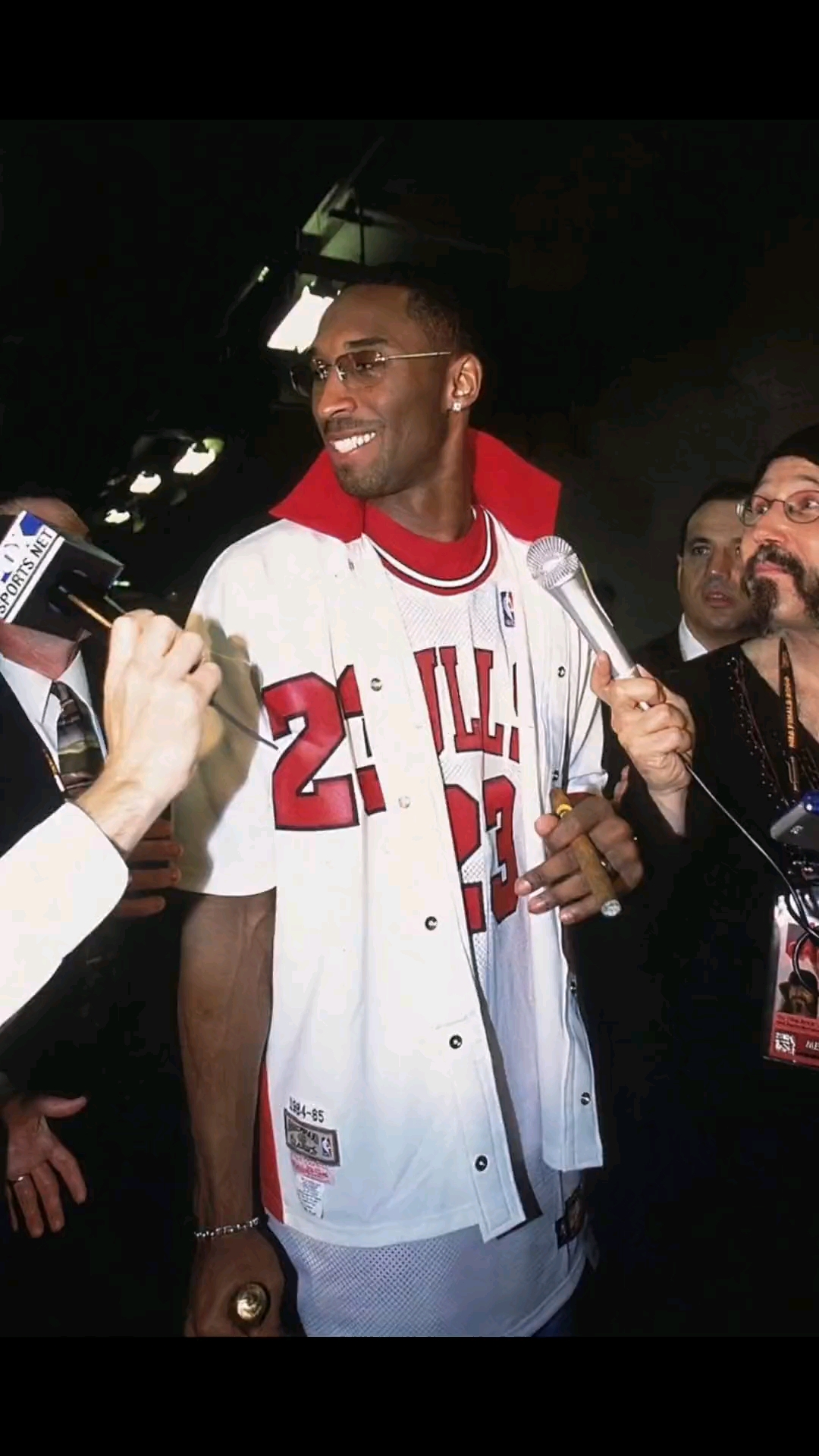 2002年nba总决赛g4,科比身穿乔丹球衣致敬偶像!