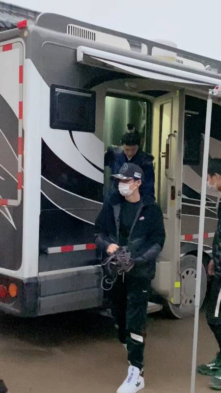 任嘉伦#任嘉伦下房车太帅了