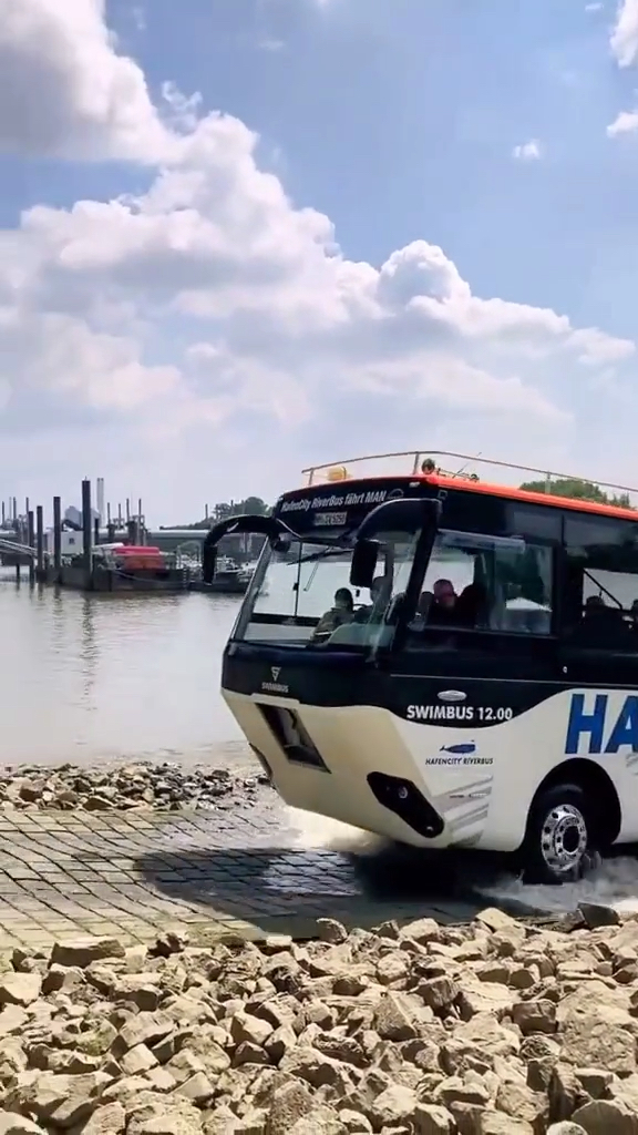 水陆两栖公交车,我想这车应该永远没有洗车的烦恼.