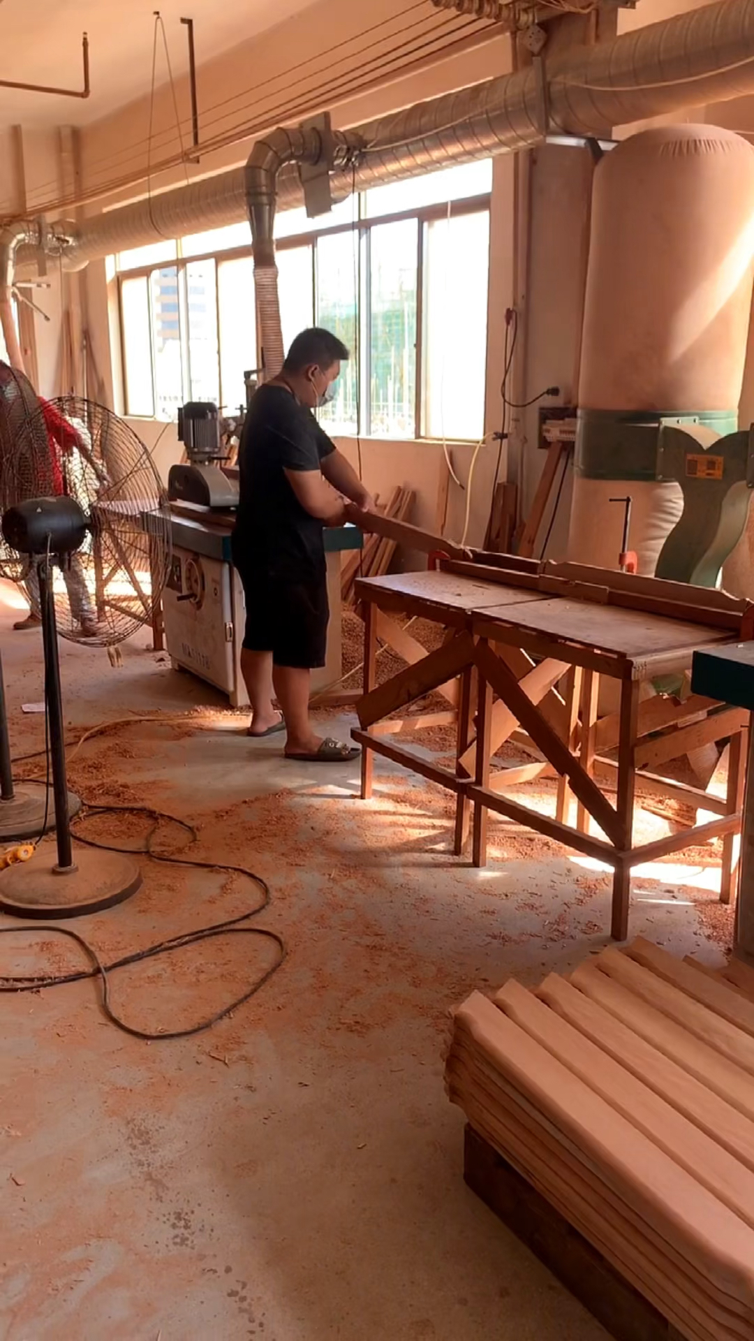 红木家具构件机械打磨处理,确实让工人更加省时省力!