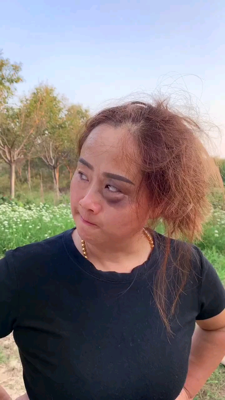 刚收拾完出屋,碰着一个小泼妇.