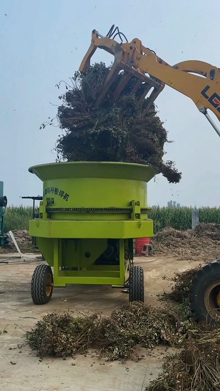 粉碎机草料粉碎机可粉碎各种农作物变废为宝粉碎后的草料可以压块可以