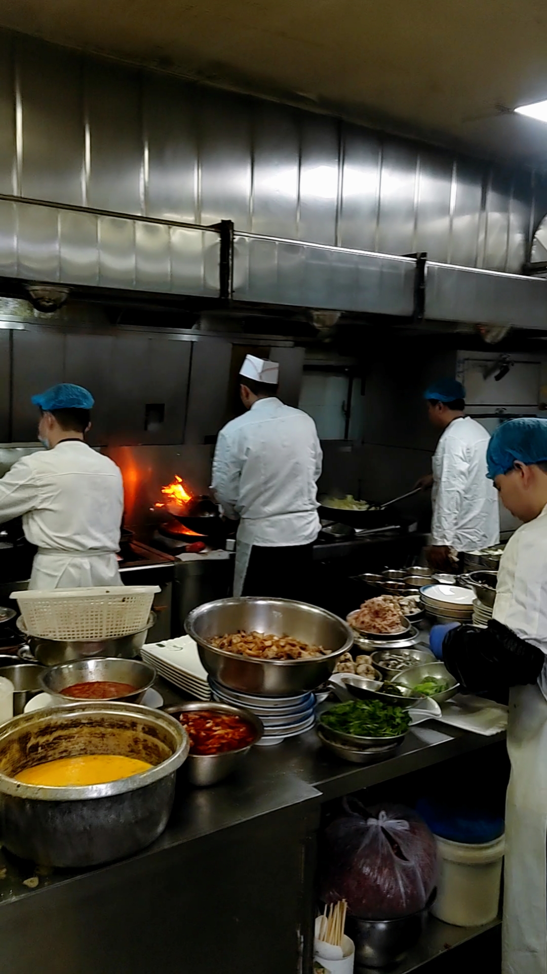 到了饭点,后厨真忙碌.