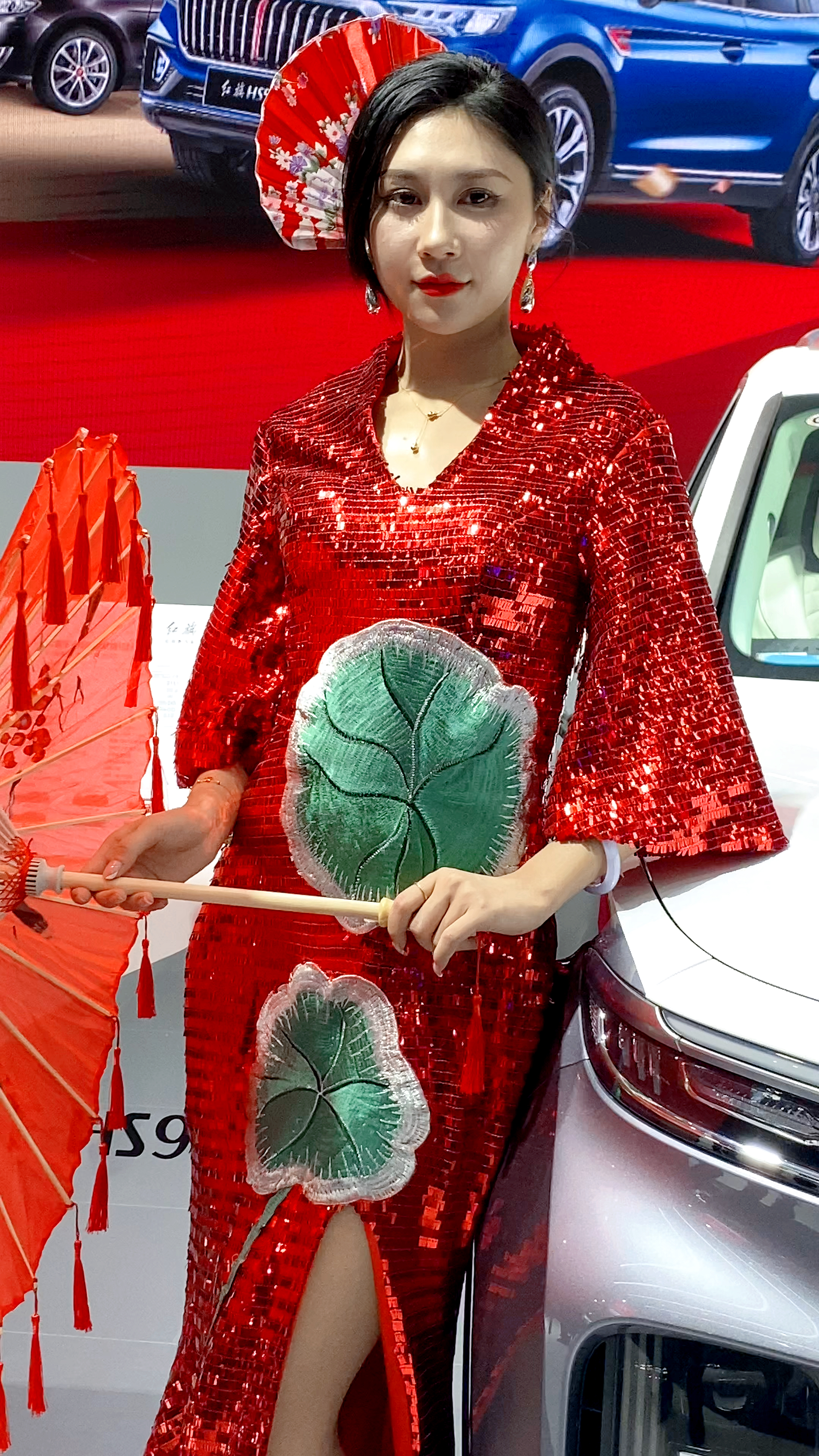 美女车模#看看红红火火的车模,欢欢喜喜的过大年啦!-度小视