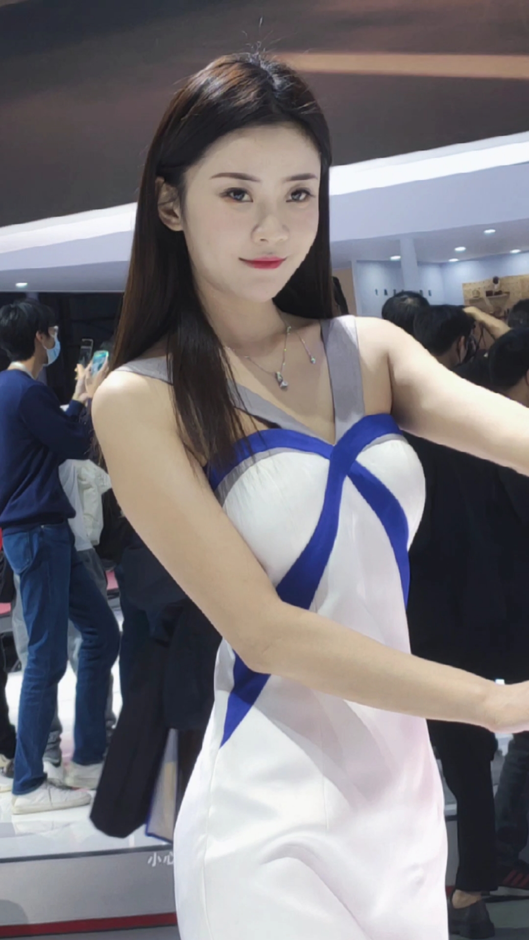 萤火有奖打卡#来自重庆的美女车模夏冰,认识她的有多少?-度小视