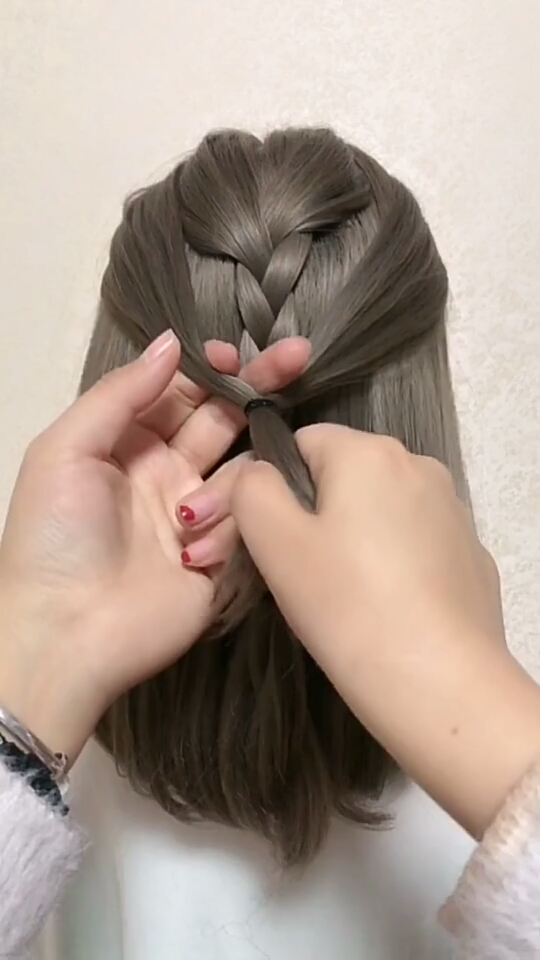 扎发精英#新年的时候这样扎头发~越简单越好看