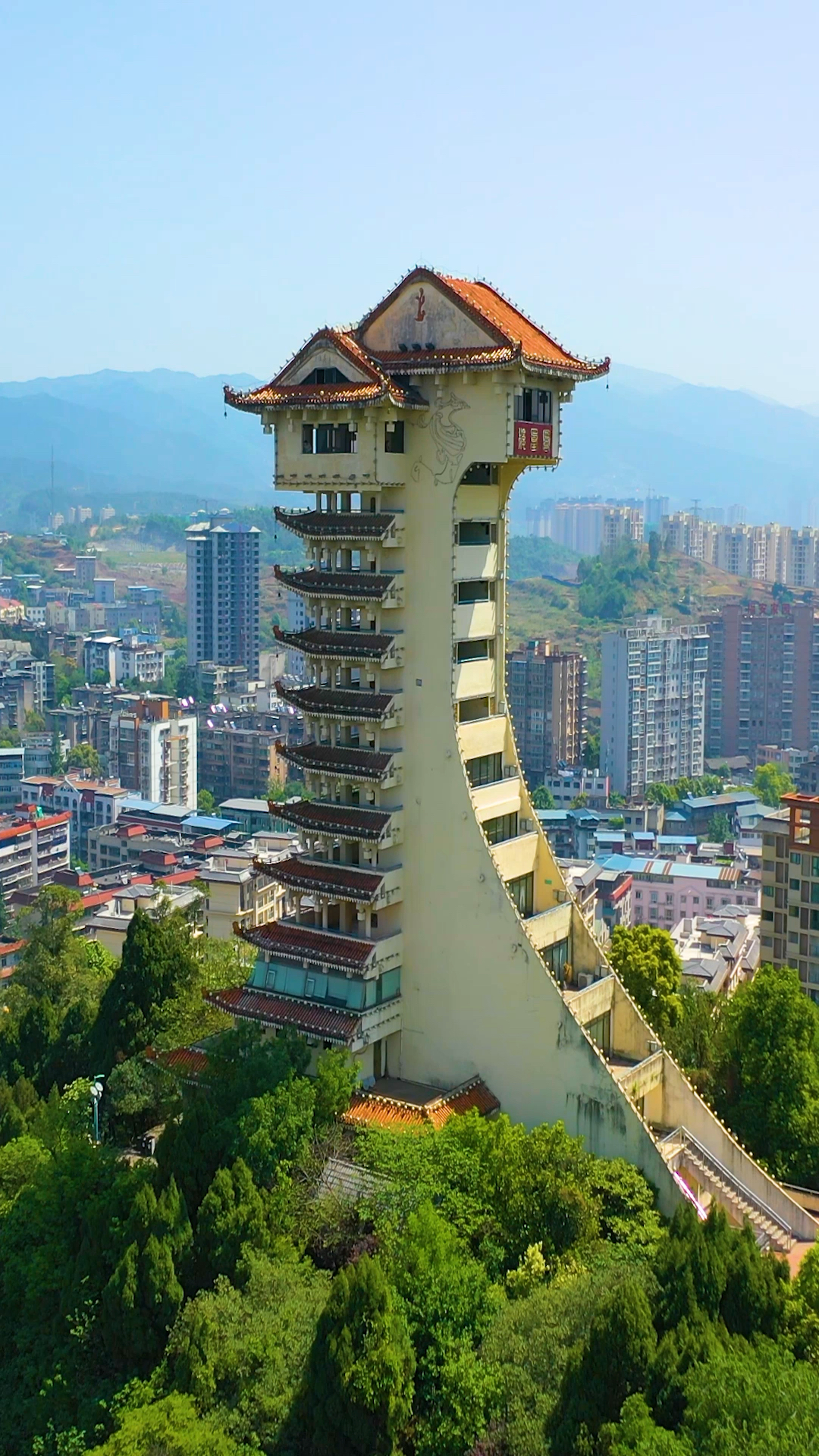 春日心愿旅行地#广元凤凰楼,被誉为川北第一楼,高42米,共13层.