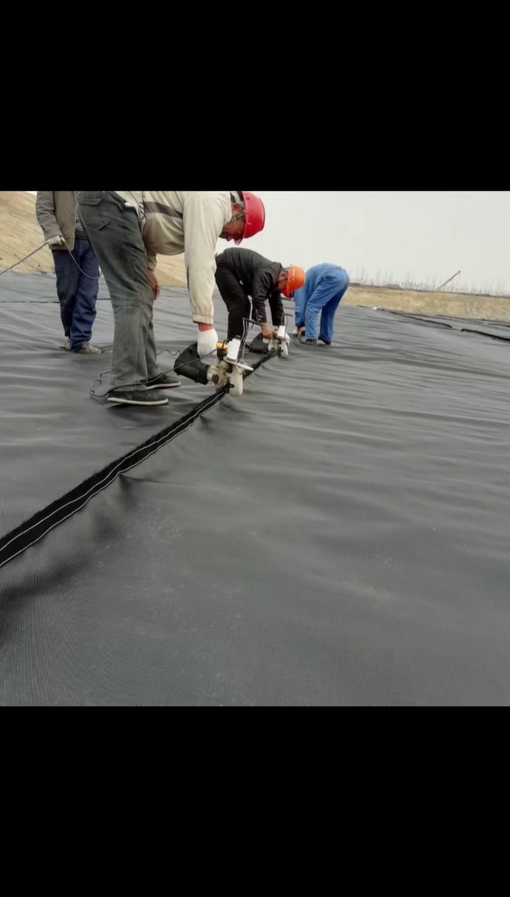 防水工程#垃圾填埋场铺设防渗层,1.5mm厚hdpe土工膜施工