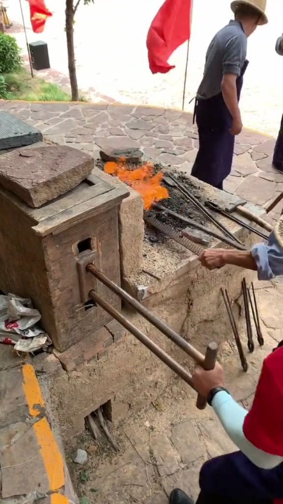 好样青年#拉风箱打铁这手艺快要失传了