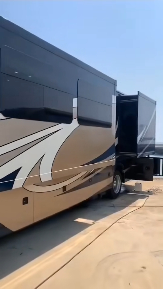 汽车那些事#价值一千多万的房车是什么样的?