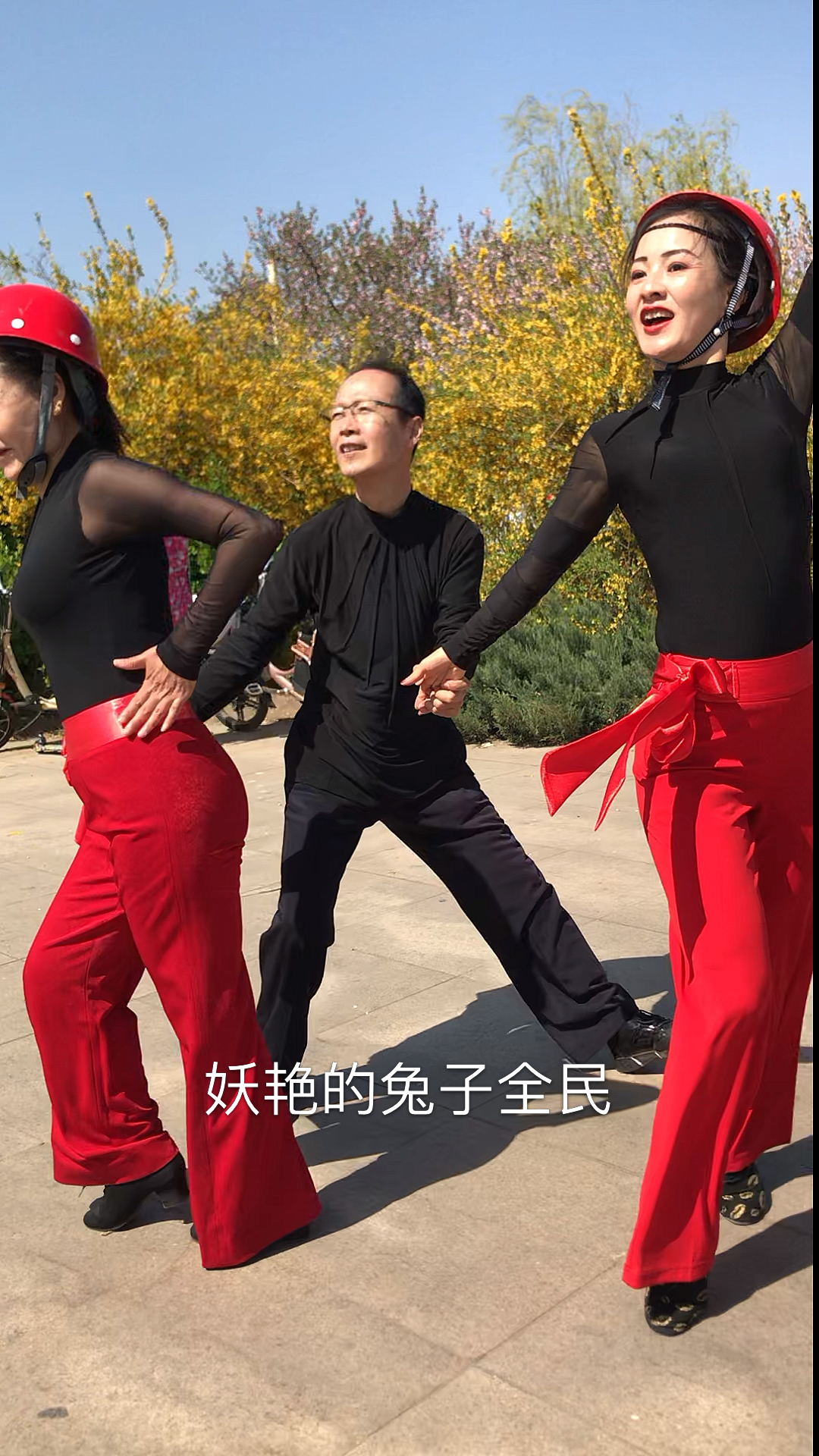 戴上安全帽71跳吉舞就是不一样