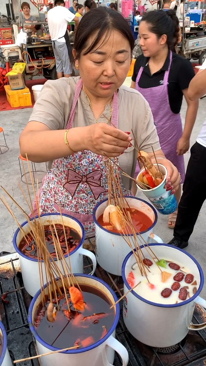 茶缸串串#半小时收摊白天上班,下班摆摊,你嘲笑我摆摊不体面,我的