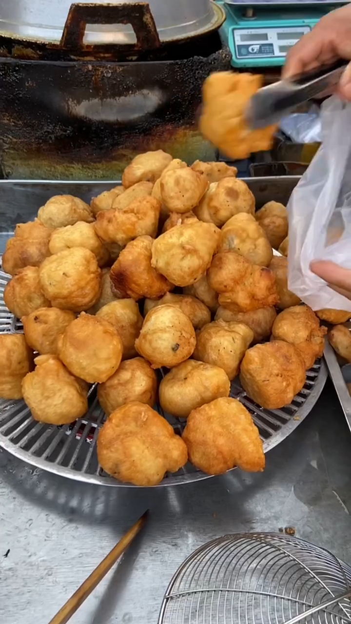 美食#街边小吃炸面疙瘩很好吃哦