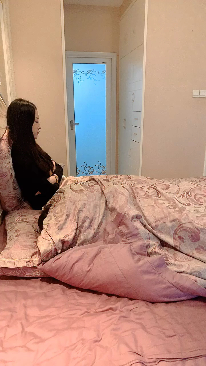 出差回来,老婆竟然和别人躺在床上