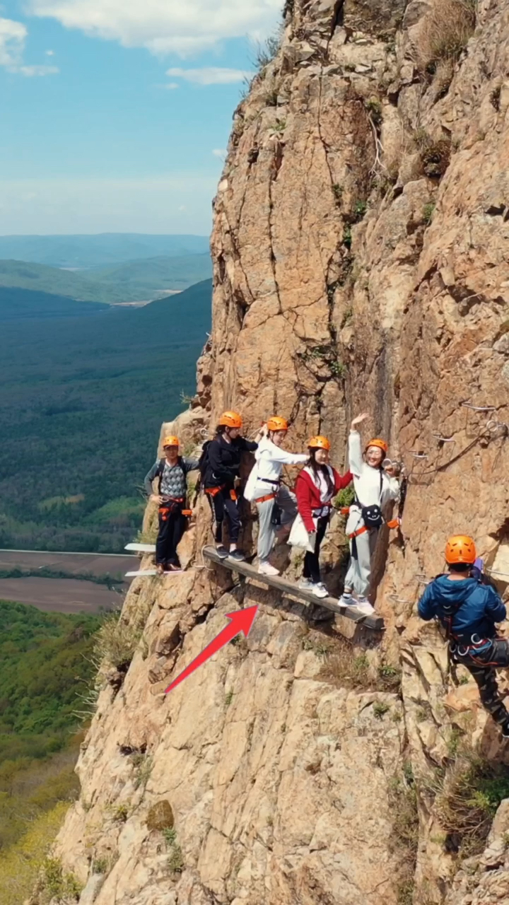 帽儿山攀岩游客把木头踩弯了