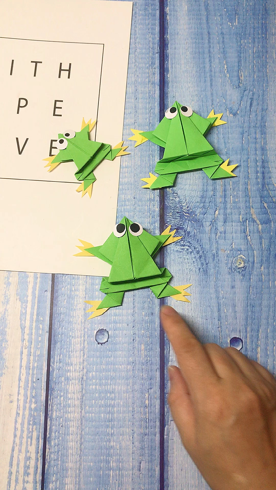 手工折纸折一只会跳的青蛙玩