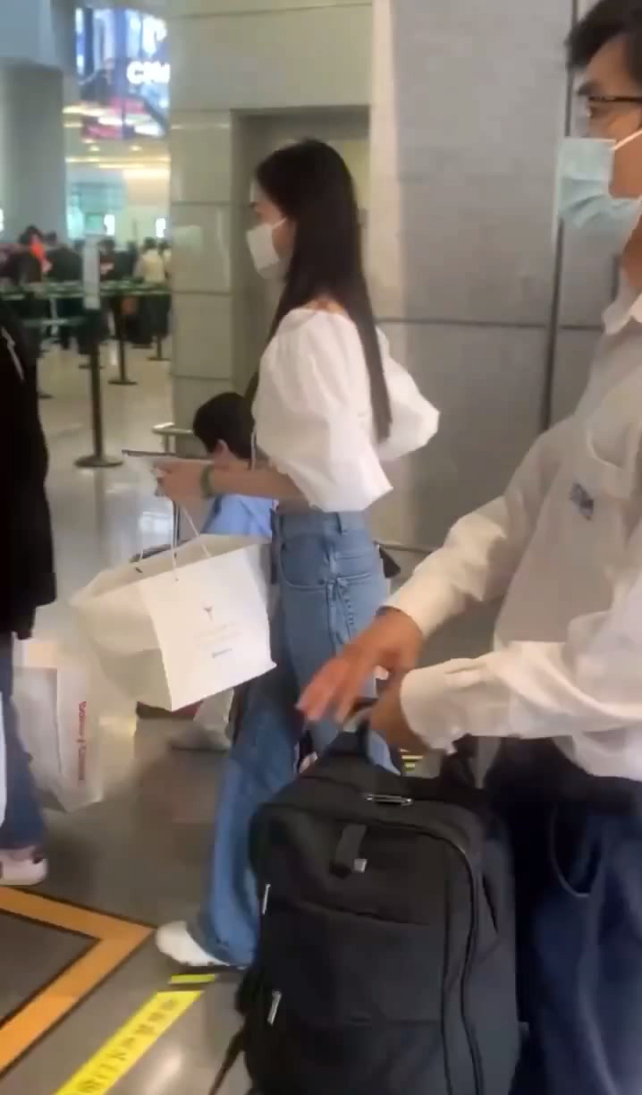 angelababybaby带着小海绵赶飞机萌萌哒的女子俩