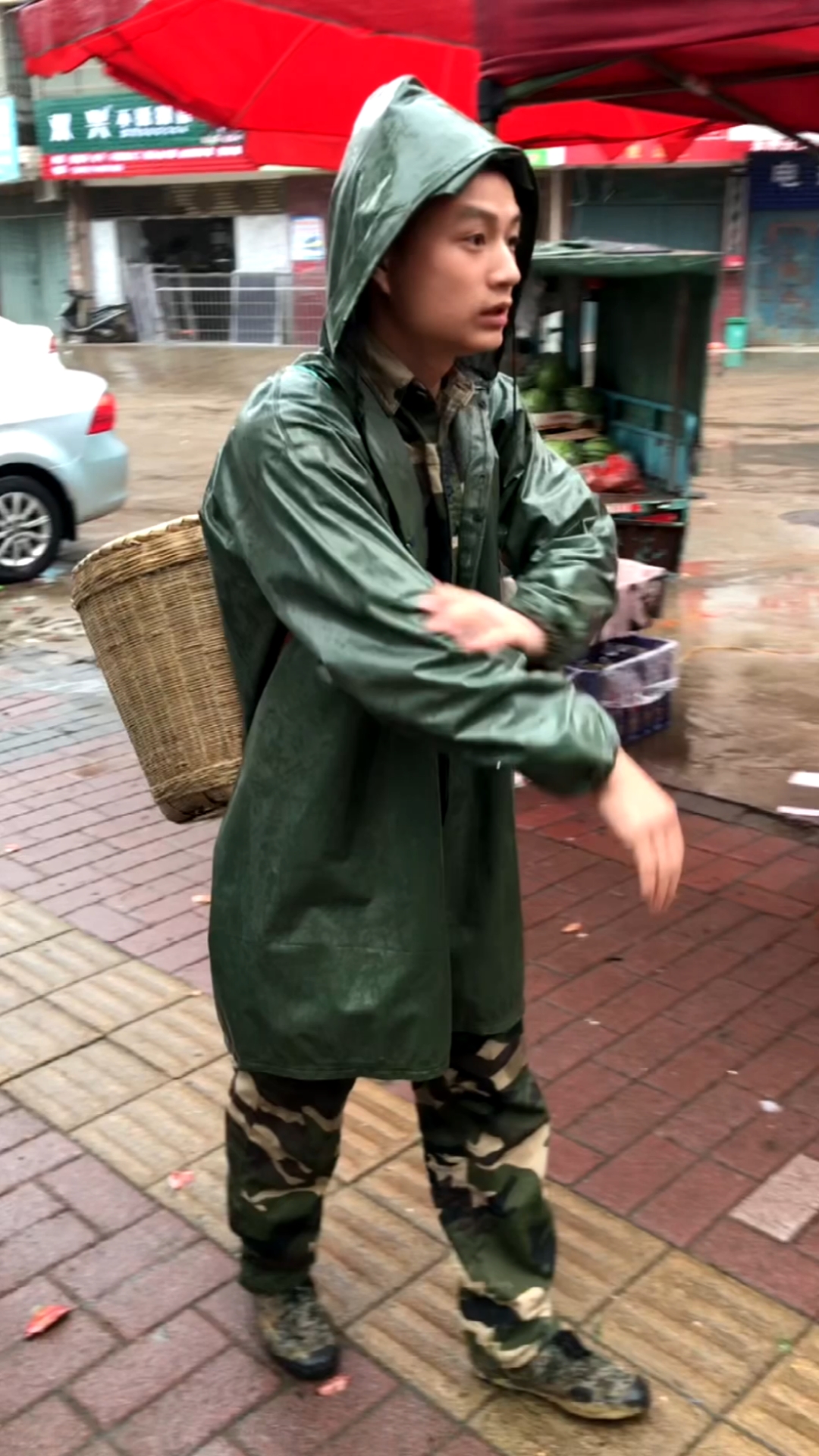 今天还下雨,但是还想再守一会儿,也许我狼狈的样子你会划走