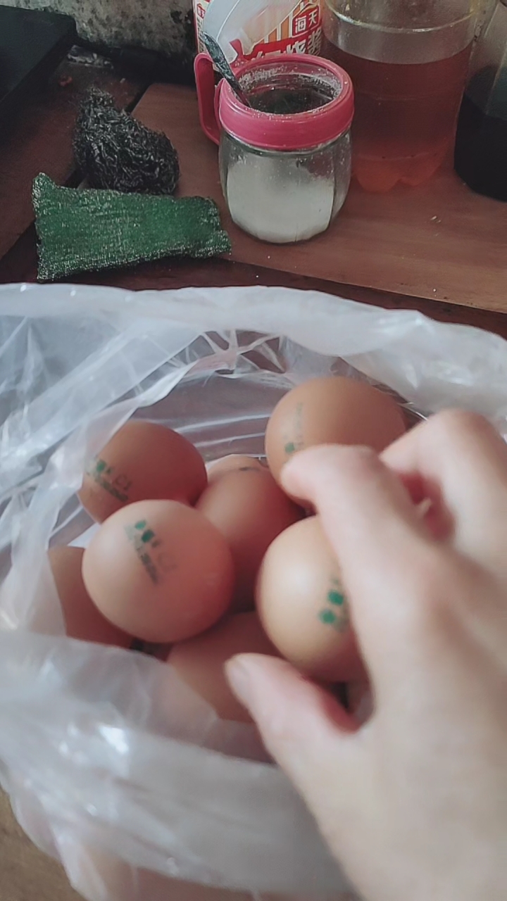 老公儿子哭着要吃煮鸡蛋,隔壁老王送来一袋子,他家鸡下的蛋怎么跟别人