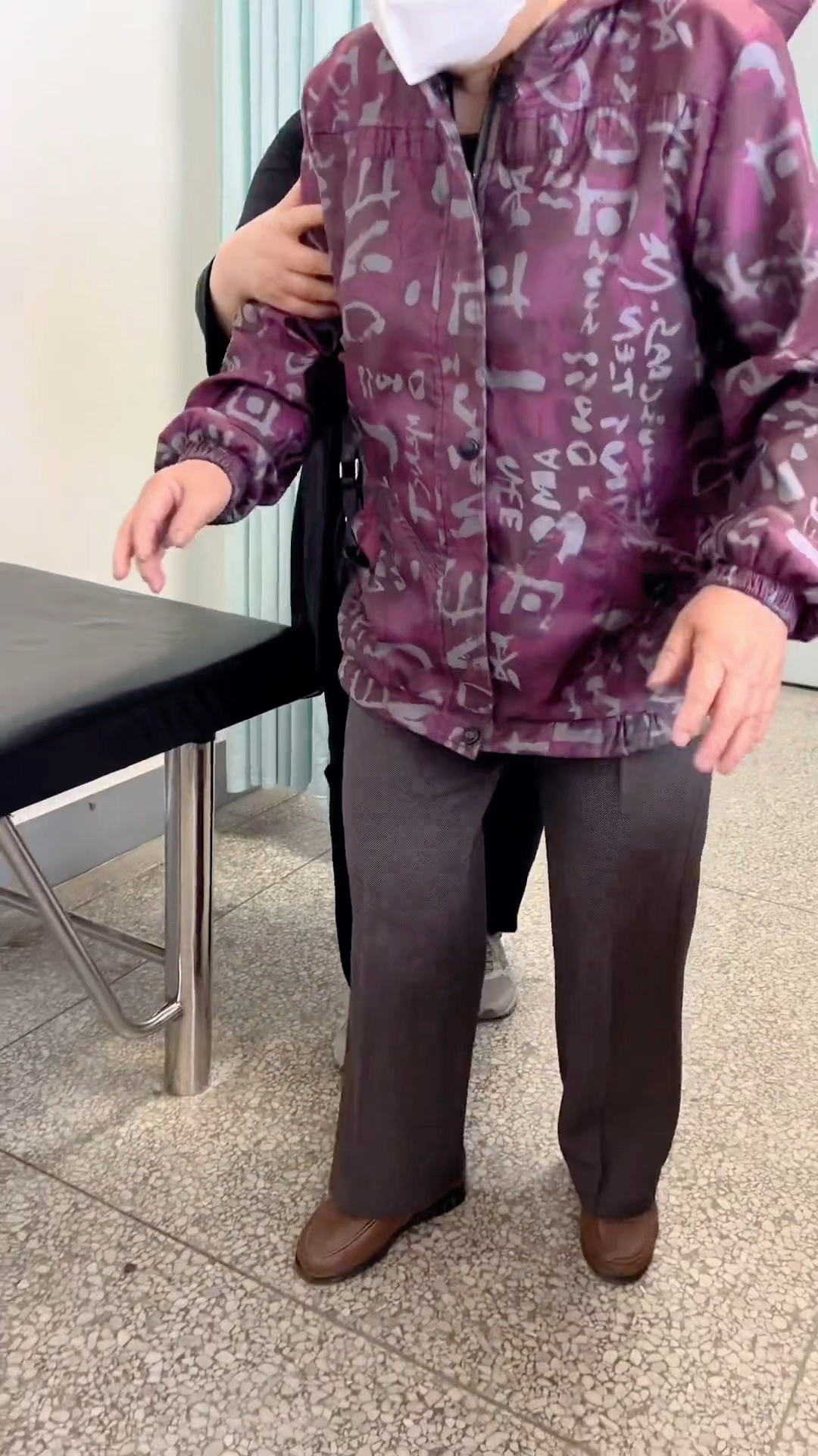 帕金森#慌张步态是什么?走路小碎步,向前冲-度小视