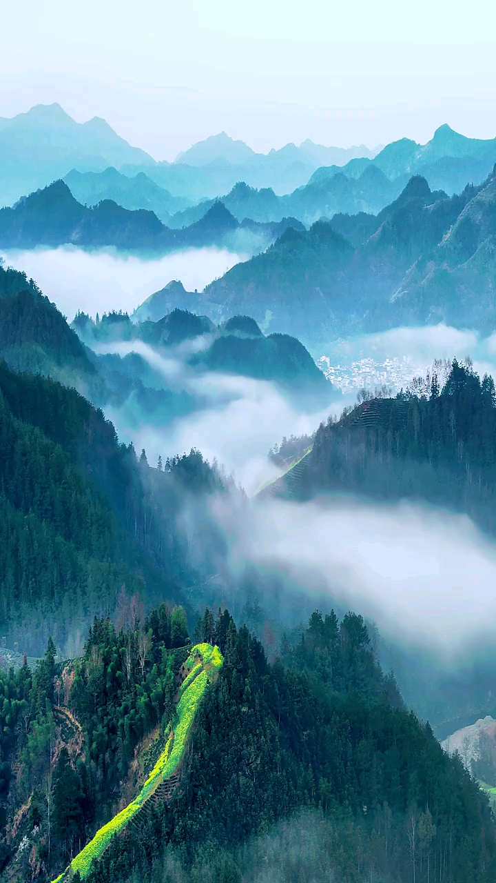 带上全民去旅行#晨雾缭绕的群山与小村庄,只要身体能到的地方,就惨