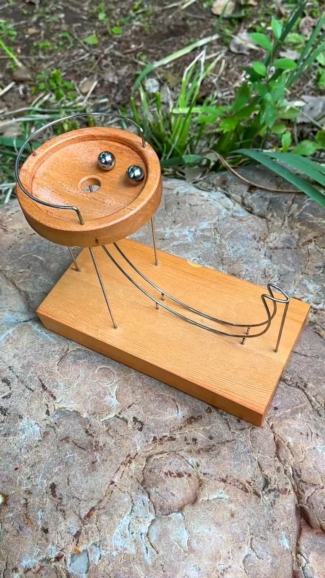 木工制作的小玩意,这就是永动机的原理?-度小视